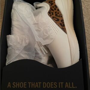 Sleek White Athletic Shoes with Breathable Design